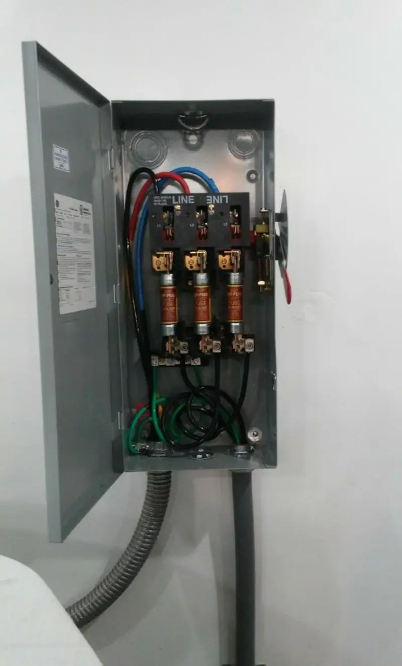 Three-phase disconnect switch installed for Smoke Detector Installation in Tiptonville